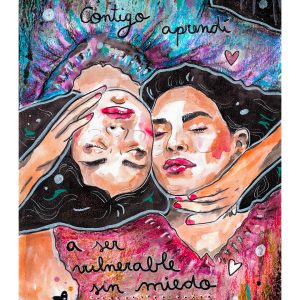 Dos mujeres abrazándose mirando hacia arriba
