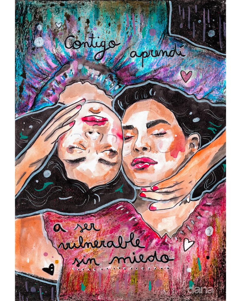 Dos mujeres abrazándose mirando hacia arriba